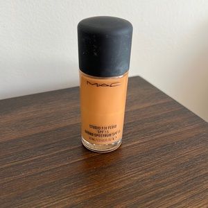 Mac Studio fix fluid foundation